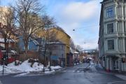 Fredensborgveien 30 og 30B er murhusene vi ser der nede, så kommer 32, 34 og 36. Alle husene er fra før 1900, veldig likt Oslo Bymuseum sitt bilde