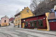 Fredensborgveien 42. Fotograf Liv Holme vil dele et bilde med oss. Bilde er tatt i mars 2025 med nesten samme vinkel som Alf Næsheim sin tegning. Vi ser Damstredet kommer ned der borte fra høyre