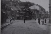Vi er i Fredensborgveien og Dops gate kommer inn fra venstre, året er 1915 og jeg mangler et bilde akkurat her. Dops gate fikk navnet sitt i 1896, opprinnelig så het den Kroken. Bilde: Byminner Oslo Bymuseum