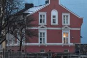 Glückstads gate 1 er fra 1883 og gaten fikk navnet sitt i 1896 etter familien Glückstad, som eide ei løkke i området. Gaten går fra Dalsbergstien til Stensberggata, men er delt med noen trapper
