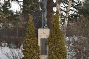 Grefsentunet ved Grefsen allé står det et minnesmerke over alle de falne fra Grefsen, Disen, Lofthus og Nydalen fra 1940 til 1945. Den er laget av Nic Schiøll og ble satt opp i 1948