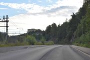 Jernbaneveien fikk sitt navn i 1900 og går fra Østensjøveien til den krysser under Tvetenbrua, der fortsetter den som  Smalvollveien. Det er Hovedbanen vi ser litt av på venstre side. Bilde er tatt august 2020