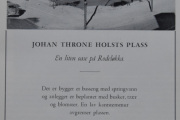 Johan Throne Holsts plass. Bilde fra Oslo Bymuseum Byminner 1960. Plassen fikk sitt navn i 1955 etter direktør Johan Throne Holst (1868–1946), som i 1892 overtok sjokoladefabrikken Freia. Stikkord her blir Seilduksgata og Verksgata, så skal vi se hva jeg finner av bilder