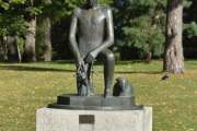 Peter Aas' vei 17 Nordre Skøyen hovedgård. Her står det også en skulptur som den danske  billedhuggeren Astrid Noack (1888-1954) har laget. Det heter "UNG MAND DER PLANTER ET TRÆ". Den ble satt opp i 1972
