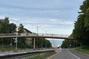 Trondheimsveien er vernet som et av de første eksemplene på firefelts motorvei med midtrabatt i norsk sammenheng. Den er en av de eldste hovedinnfartsveiene til Oslo. Vi ser Refstad Allé 22-24 på venstre side som er fra 1955, Refstad allé var opprinnelig en del av den gamle Trondheimsveien før denne ble utvidet til 4-felts vei
