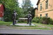 Strømsveien 51. Det nærmeste jeg kommer er skulpturen "Gutta på hjørnet" som står i  Etterstadgata, laget av Merete Nilsen Bua og satt opp på Sotahjørnet i 2013 i forbindelse med 100-årsjubileumet til VIF