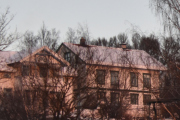 Tverrvei 2 nr. 8. Tverrveier som går til Skolebakken, og ble anlagt som et arbeiderstrøk knyttet til industrien i Nydalen i andre halvdel av 1800-tallet. Veienes offisielle navn er Tverrvei 1 til 4. Nr. 1 til 3 ble vedtatt i 1915, mens Tverrvei 4 fikk sitt navn først i 1935