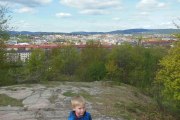 Utsikten fra toppen av Ola Narr. Jeg og Kevin er her i mai 2014, jeg lurer på om utsikten er like fin enda. Om vinteren har alltid Ola Narrs bratte skråning blitt brukt til aking, vinterlek og til og med hopprenn. For eksempel 17. mai 1948 ble det faktisk arrangert hopprenn her