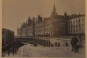 Victoria terrasse på 1900 tallet. Staten kjøpte det i 1913 og rundt 1960 ble basarhallene revet som var beregnet på fiskeutsalg. Men det var artig og sammenligne bildene