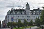 Karl Johans gate 31. Jeg fant et bilde av Grand Hotel som jeg tok i 2020, det vil passe til tegningen som Alf Næsheim har laget