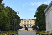 Karl Johans gate. Snur vi oss nå, så ser vi hvilken tid vi lever i