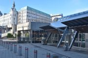7. juni plassen. Under plassen finner vi Nationaltheatret stasjon som åpnet i 1980. Vi har noen stikkord om hva som var her tidligere, Triangelplassen og Kongeterrassen
