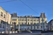 Akersgata 18 Athenæum er fra 1873-83 og arkitekt var Paul Due og Bernhard Steckmest. Forretningsgård og klubbygning for Det Norske Selskab og Lægeselskabet Athenæum. Har fasade mot Prinsens gate også