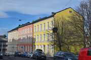 Arups gate 6 nærmest er fra 1876, 4 er fra 1875 og 2 er fra 1874 og har fasade mot Oslo gate også. Arkitekt var T. Johnsen på alle tre bygningene