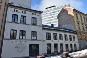 Bernt Ankers gate 37 vet jeg ikke alderen på enda, men kanskje rundt 1860. Gaten fikk sitt navn i 1852 oppkalt etter Bernt Anker. Hvis denne bygningen tidligere hadde adressen Møllergata 32 C, så må jeg undersøke mer her