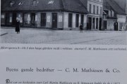 Akersgaten 8-16. Kilde: Byminner Oslo Bymuseum 1955. Sånn så gaten ut i gamledager, da får vi litt informasjon på turen i denne gaten. Legg merke til at dem skriver gaten i 1955 og ikke gata som vi gjør nå