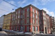 Cort Adelers gate 18 er en hjørnegård med fasaden mot Hansteens gate også og er fra 1881. Arkitekt var Anselm Liljeström