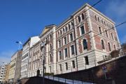 Cort Adelers gate 30 var Christiania tekniske skole fra 1889, det står det ihvertfall på veggen. Og senere har skolen hatt mange navn og påbygginger