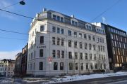 Cort Adelers gate 33 er fra 1882 og er en hjørnegård med fasade mot Ruseløkkveien også. Jeg forstår at mye har skjedd her før 2017. Kanskje vi kan finne noen gamle bilder, jeg tar bilde i februar 2024