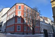 Deichmans gate 21 er fra 1874 og har fasade mot Wilses gate også. Allerede i 1875 har det vært både kolonial og kjøttforretning her, du kan enda se de to trappetrinnene på hjørnet, men i 2003 ble døren fjernet