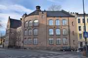 Egedes gate 3 Gamlebyen skole. Og dette er den nye skolen fra 1903, den har fasaden mot Klostergata og St. Halvards gate. Gamlebyen skole var nedlagt i 1991-1994. Skolen gjennomgikk en totalrehabilitering i 1994-98