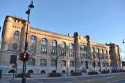 Frederiks gate 2 ble påbegynt i 1898 og avsluttet i 1903 og arkitekten var Henrik Bull. Bygningen har den lange fasaden mot Tullinløkka også. Historisk museum eller Kulturhistorisk Museum er nok stikkordene her. Bilde er tatt i mars 2021