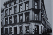 Grensen 1 B som jeg fant i Byminner som Oslo Bymuseum har gitt ut er revet. Den hadde fasaden mot Grubbegata også, og nå er adressen Grensen 3 der. Ble nok revet før 1932–1933 som er datoen på forretningsgården som ligger der nå