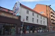 Grønland 18 er fra rundt 1860 og blir kalt Slakterborgen. Jeg står i Motzfeldts gate og tar bilde, det er en bygning til med samme nummer som vender ut mot Grønland