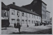 Grønland 28. Oslo Bymuseum har også et bilde i Byminner 4-1996. Jeg kan ikke gjengi alt her, men komme med noen stikkord. Vilhelmine og fru Ullmann bør bringe dere på rett spor