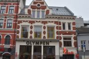 Grønlandsleiret 15 er fra 1882 og arkitekt var Herman Major Backer. Bygningen ble oppført for Schous bryggeri, senere kom Grønland Folketheater, og i 1899 åpnet Olympen i første etasje. I andre etasje kom Sportsklubben av 09 inn som leieboer i 1911, da ble det arrangert bryte- og boksekamper i lokalet, og senere kom nattklubben Pigalle