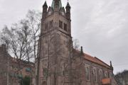 Grønlandsleiret 34 er Grønland kirke fra 1869, den ble tegnet av Wilhelm von Hanno. Kirken går ofte under navnet "Østkantens katedral"