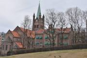 Grønlandsleiret 34. Grønland kirke til venstre og Borggata 2 b, Fernanda Nissen videregående skole til høyre fra 1868. Grønland folkeskole og Oslo kommunale husmorskole er nok stikkordene her