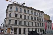 Grønlandsleiret 53 som også har adressen Hollendergata 10 er fra 1895, og arkitekt var Georg Rudolf Haeselich