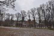 Grønlandsparken med Botsparken er fra 1913-24 og med mange gamle trær og flott fire rekkers allé opp mot fengselet