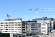 Haakon VIIs gate 10 er fra 1961–1963 og arkitektene er R. Lund og A. Valentin. Gaten fikk sitt navn i 1954 navn etter kong Haakon VII, etter at gaten hadde blitt opparbeidet som en del av saneringa av Pipervika. Her er stikkordet Bakkegaten som gikk fra Tordenskiolds gate til Ruseløkkveien. Bilde er tatt i mai 2020