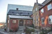 Hammersborg Torg 8. I tillegg er det tre sidefløyer med leserom, kontorer og boliger for prest og gjester