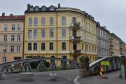Huitfeldts gate 32 er fra rundt 1897 og arkitekt var Einar Raaum. Hjørnegården ligger ved Løkkegangen som tidligere ble kalt  Drammenbanen