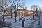 Kristparken heter det her, eller tidligere så ble det også kalt Hammersborg lekepark. Parken ligger på den delen av kirkegården som ble nedlagt i 1924 etter Krist kirkegård og åpnet som park etter fredningstidens utløp i 1964