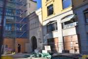 Rosenkrantz gate 14. Vi står ved Øvre Vollgate og ser en liten bit av Oslo Lysverkers dampsentral "Dampstasjonen", oppført som byens første offentlige elektrisitetsverk i 1892. Arkitekt var Holm Hansen Munthe