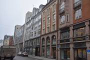 Rosenkrantz gate 20 er det andre bygget vi ser på høyre side og som er fra 1916. Så kommer det bygget som står nå etter at Alf Næsheim tegnet bygningen som ble revet, nummer 18. Jeg tror nummer 16 også er revet, det er en rett linje her nå