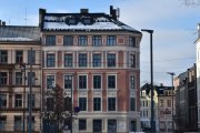 Ruseløkkveien 50 er en hjørnegård fra 1892 og har fasaden mot Cort Adelers gate også hvor jeg står. Arkitekt var Bernhard Christoph Steckmest og jeg tar bilde i februar 2024