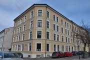 Saxegaardsgata 3 er fra 1895 og arkitekt var C. A. Aaman. Saxegaardsgata fikk sitt navn før byutvidelsen i 1857 og navnet stammer fra Saxegården og går fra Oslo gate ved Erik Schias plass mot Sørenga