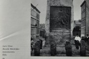 Schweigaards gate-Harald Hårdrådes plass. Kilde: Oslo Bymuseum Byminner 1955. Tomten til plassen ble gitt kommunen av overrettssakfører G. Henriksen, på betingelse at det skulle settes opp en bautastein av kong Harald Hårdråde. Rundt bautaen sto opprinnelig 15 granittblokker som «runestener». Disse ble erstattet med et grøntanlegg en gang før 1955. I 1992 ble plassen igjen gitt en ny utforming i forbindelse med at Schweigaards gate skulle bli en miljøgate. Dagens utforming skiller seg vesentlig fra den opprinnelige
