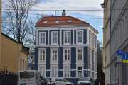 St. Halvards gate 1a er fra 1902 og arkitekt var H.L. Zapffe. Gaten går fra Oslo gate og løper nordøstover mot Galgeberg og ender nederst på Vålerenga sånn ca.