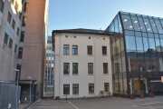 St. Olavs Gate 29 tror jeg dette er, og har jeg rett så er det en skolebygning fra 1879. da må bygget til høyre være Thon Hotel Europa i St. Olavs Gate 31
