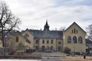St. Halvards Plass 3 ligger Oslo nye bispegård, det nye bispesetet ble tegnet av arkitekt Henrik Thrap-Meyer i nygotisk stil, oppført i årene 1883-84, og omfatter hovedbygningen med kontorer og representasjonslokaler og en stall/uthusbygning