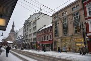 Storgata 1-11. Helt bortest har vi Storgata 1 Doblouggården som er fra 1899. Neste mot oss er Storgata 3 fra 1700 tallet og ombygd senere. Så har vi Storgata 5 fra 1955/1991. Så kommer Storgata 7 fra 1901 og Storgata 9 fra rundt 1848. Nærmest oss har vi Storgata 11 fra 1985