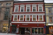 Storgata 13 er Strøget hvor det er en passasje som går gjennom til Torggata 11. Vi er på året 1969 og gågaten mellom Storgata og Torggata åpnet 1970. Vi må nok inn fra Torggata tenker jeg