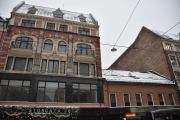 Storgata 26 til venstre er fra 1898–1899, til høyre har vi Storgata 24 fra slutten av 1800 tallet. Noen skriver at stallen er bevart...