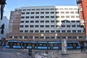 Storgata 33 er fra 1938, tidligere lå Tukthuset på denne tomta. Bygningen har fasaden mot Hammersborggata og Bernt Ankers gate også